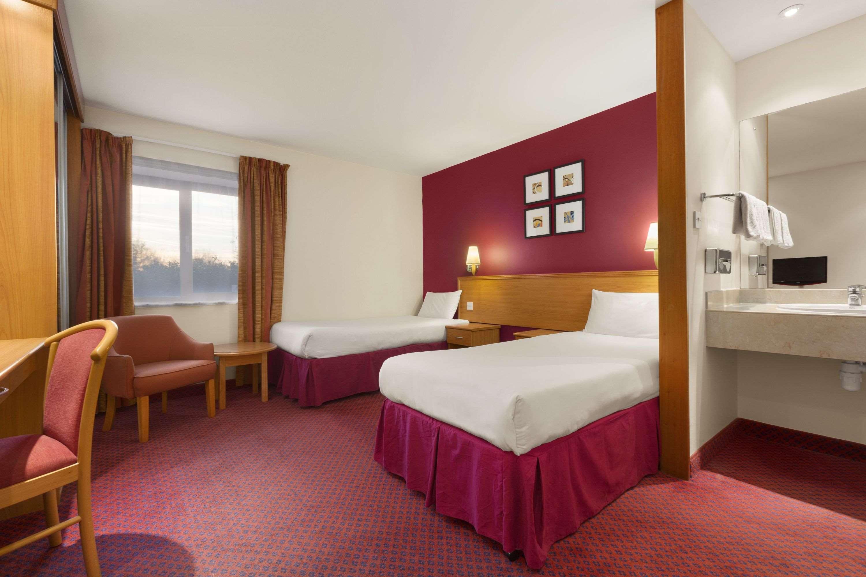 Days Inn Stevenage North Baldock Buitenkant foto