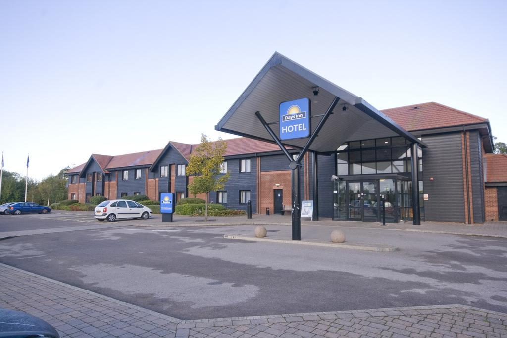 Days Inn Stevenage North Baldock Buitenkant foto